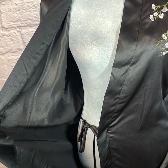 Flora embroidered satin robe - Picture 4 of 7